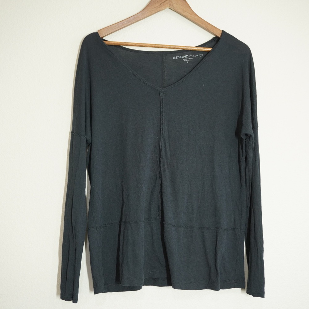 Beyond Yoga Lightweight Soft V-Neck Long Sleeve Top Seam Detail Charcoal Black